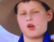 Юний австралієць з’їв у прямому ефірі двох мух і не подав виду (відео)