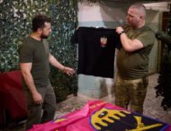 Зеленському подарували футболку на випадок переговорів із Путіним (ФОТО)