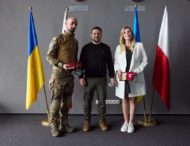 Повертаючись до України, Володимир Зеленський відзначив державними нагородами польських волонтерів