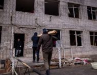 Виносять мішками уламки з понівечених квартир: жителі пошкодженого гуртожитку «розгрібають» наслідки шахедної атаки