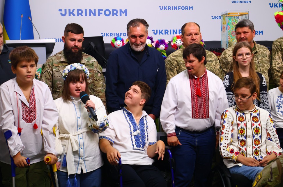 Пліч-о-пліч заради життя: як мистецтво об’єднало воїнів і дітей Пліч-о-пліч заради життя: як мистецтво об’єднало воїнів і дітей