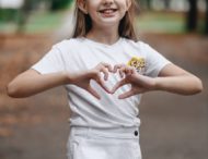 «Маленька Аня з Нікополя: Дитинство між вибухами і мріями»