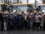 Комфортні, інклюзивні, українського виробництва: громади Дніпропетровщини отримали ще вісім шкільних автобусів