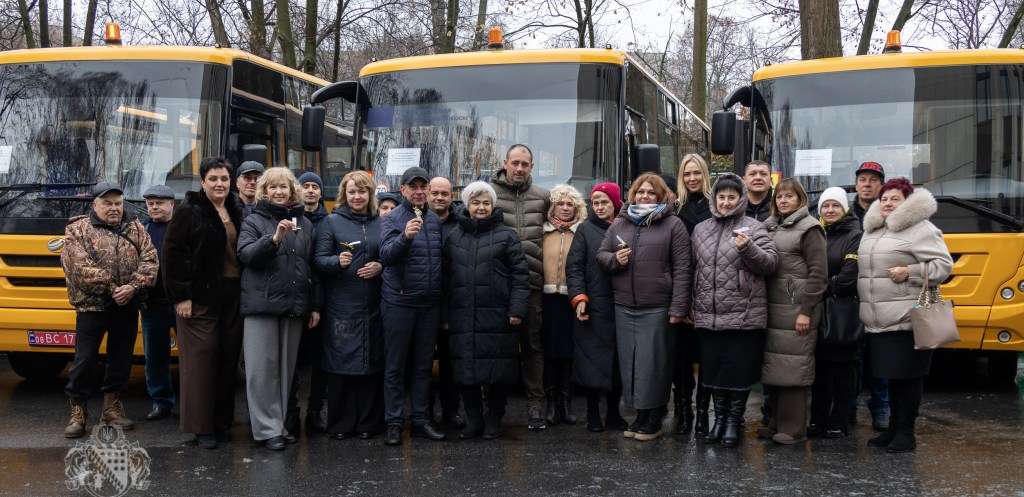 Комфортні, інклюзивні, українського виробництва: громади Дніпропетровщини отримали ще вісім шкільних автобусів Комфортні, інклюзивні, українського виробництва: громади Дніпропетровщини отримали ще вісім шкільних автобусів