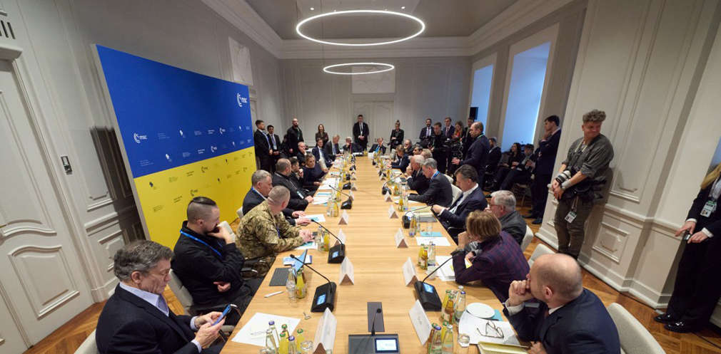 Володимир Зеленський провів у Мюнхені зустріч із керівниками міжнародних інвестиційних компаній Володимир Зеленський провів у Мюнхені зустріч із керівниками міжнародних інвестиційних компаній