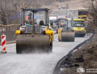 Працюють 40 ремонтників та 20 одиниць техніки: у Дніпровському районі оновлюють державну дорогу 