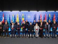 Володимир Зеленський відзначив нагородами представників органів місцевого самоврядування та військових адміністрацій і вручив почесні відзнаки «Місто-герой України»