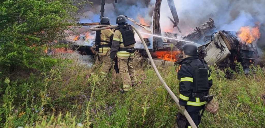 Через ворожу атаку на Дніпропетровщині двоє людей загинули, троє дістали поранень Через ворожу атаку на Дніпропетровщині двоє людей загинули, троє дістали поранень