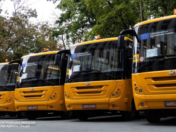 Великі, нові та з м’якими сидіннями: громади Дніпропетровщини отримали 5 шкільних автобусів (98716)