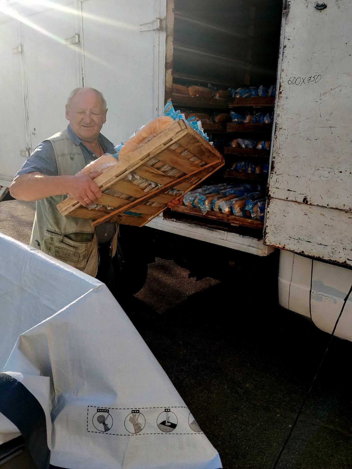 Підтримка жителів прифронтових сіл хлібом триває Підтримка жителів прифронтових сіл хлібом триває