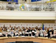 За досягнення у навчанні: на Дніпропетровщині діти-сироти і діти, позбавлені батьківського піклування отримали обласні стипендії