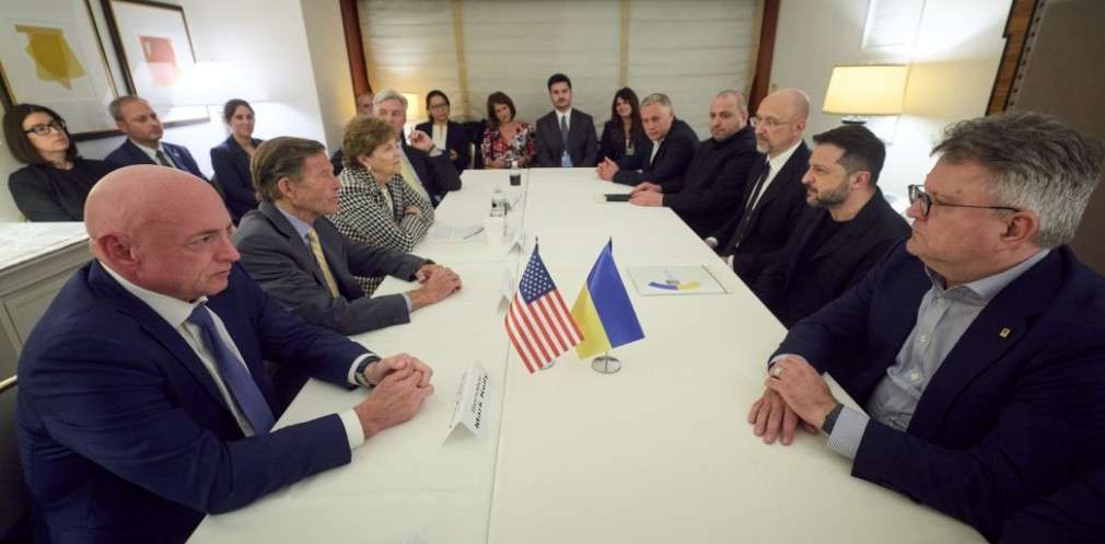 У Нью-Йорку Президент обговорив із двопартійною делегацією сенаторів США посилення санкцій проти Росії та антибалістичний захист України У Нью-Йорку Президент обговорив із двопартійною делегацією сенаторів США посилення санкцій проти Росії та антибалістичний захист України