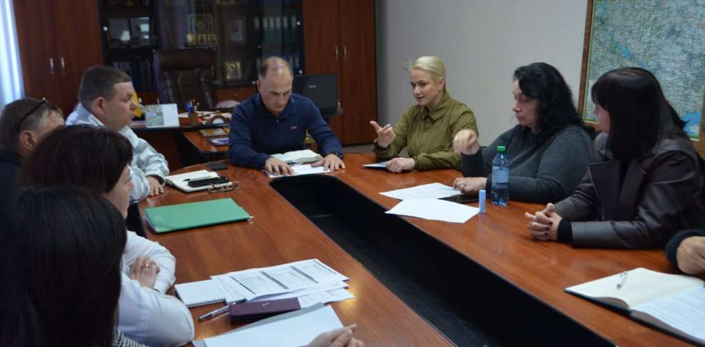 Підготовка до зими, житло для переселенців і підтримка ветеранів: у Кам’янському районі відбулася нарада за участі соцслужб Підготовка до зими, житло для переселенців і підтримка ветеранів: у Кам’янському районі відбулася нарада за участі соцслужб