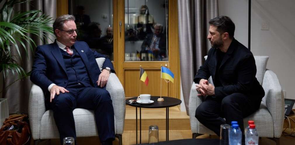 Володимир Зеленський і Барт де Вевер обговорили постачання винищувачів F-16 та боєприпасів до них Володимир Зеленський і Барт де Вевер обговорили постачання винищувачів F-16 та боєприпасів до них